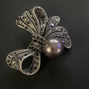 Silver-Tone Bow Brooch with Pearl Accent - Women’s Jewelry